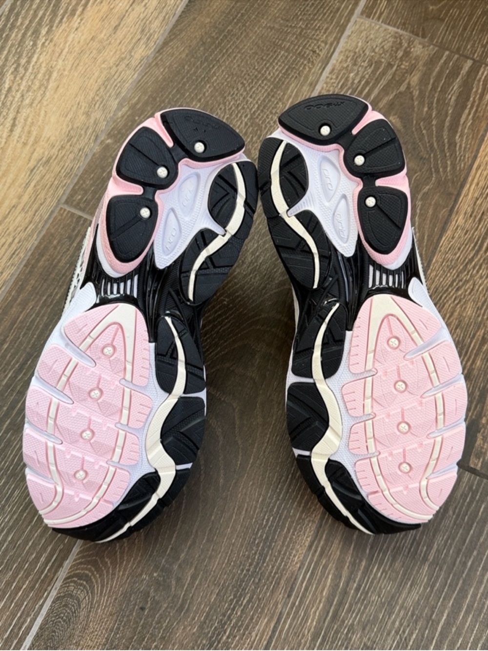Saucony Men's Silver/Pink Retro
ProGrid Omni 9 Lifestyle Sneaker—11 - Picture 14 of 15